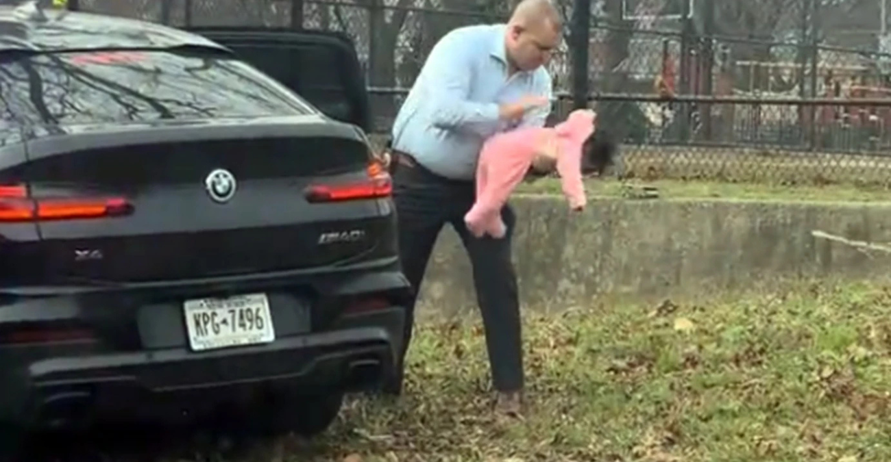Ηρωικός ντετέκτιβ σώζει παιδάκι που πνίγεται στην άκρη του δρόμου – Δείτε το δραματικό βίντεο