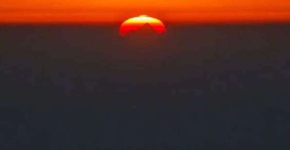 Φωτογράφος έπιασε την «πράσινη ακτίνα» την ώρα που έδυε ο ήλιος