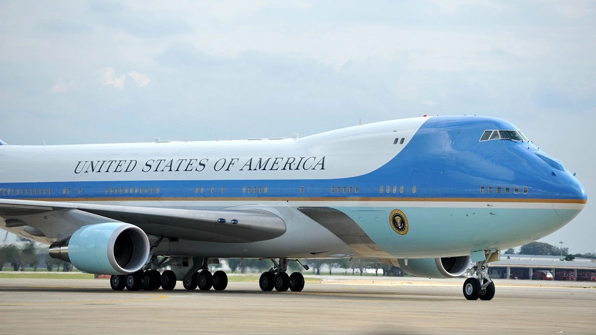 &Beta;&lambda;ά&beta;&eta; &sigma;&tau;&omicron; Air Force One &tau;&omicron;&upsilon; &Tau;&rho;&alpha;&mu;&pi; &epsilon;&nu;ώ ή&tau;&alpha;&nu; &sigma;&tau;&omicron;&nu; &alpha;έ&rho;&alpha; - &Epsilon;&pi;έ&sigma;&tau;&rho;&epsilon;&psi;&epsilon; &sigma;&tau;&eta;&nu; &Omicron;&upsilon;ά&sigma;&iota;&nu;&gamma;&kappa;&tau;&omicron;&nu;