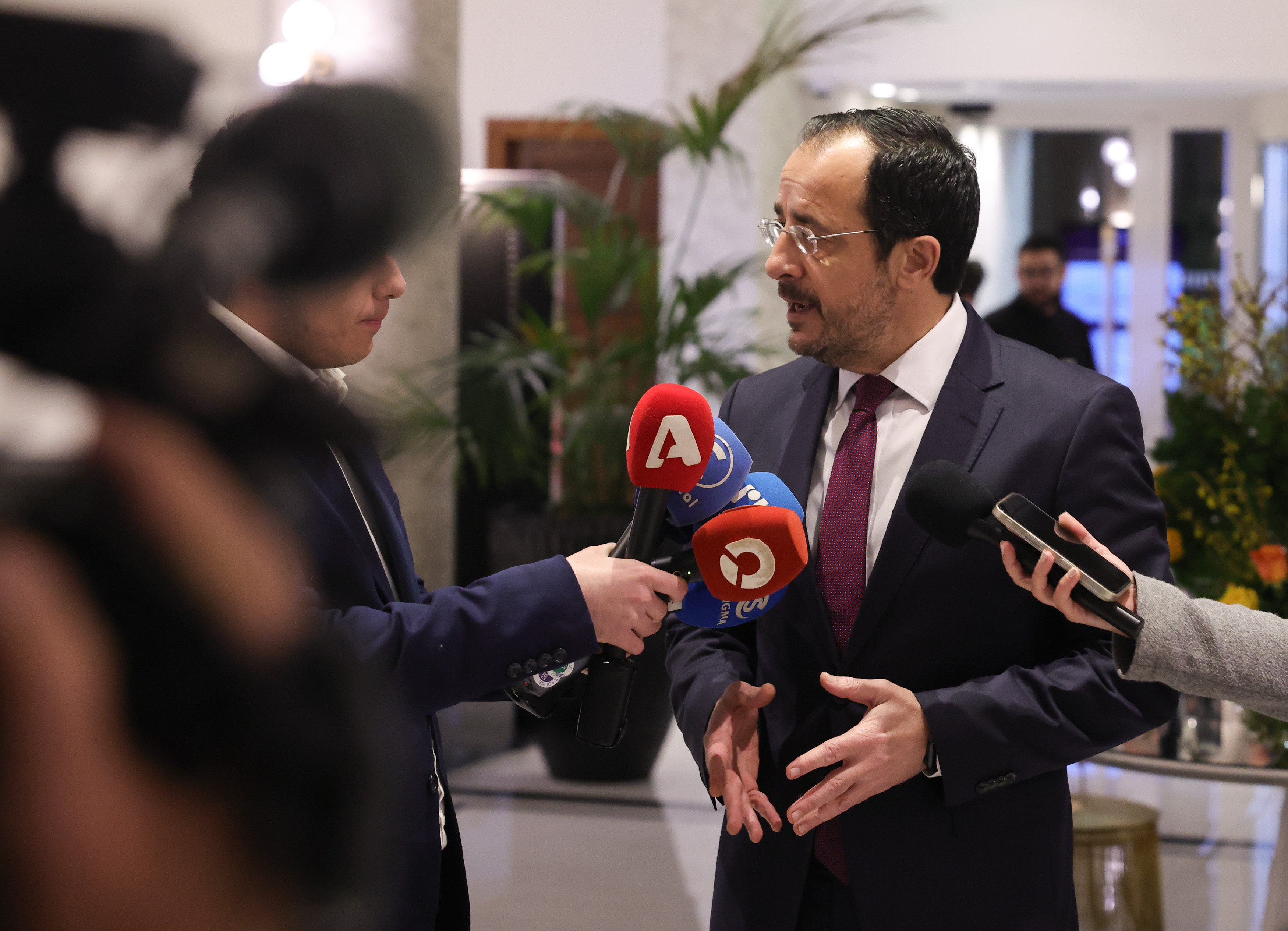 &Pi;&tau;&Delta; &gamma;&iota;&alpha; &tau;&eta;&lambda;&epsilon;&delta;&iota;ά&sigma;&kappa;&epsilon;&psi;&eta; &eta;&gamma;&epsilon;&tau;ώ&nu; &tau;&eta;&sigmaf; &laquo;&Sigma;&upsilon;&mu;&mu;&alpha;&chi;ί&alpha;&sigmaf; &tau;&omega;&nu; &Pi;&rho;&omicron;&theta;ύ&mu;&omega;&nu;&raquo;: &laquo;&Eta; &Kappa;&Delta; &kappa;&alpha;&tau;&alpha;&nu;&omicron;&epsilon;ί &pi;&lambda;ή&rho;&omega;&sigmaf; &tau;&iota;&sigmaf; &tau;&rho;&alpha;&gamma;&iota;&kappa;έ&sigmaf; &epsilon;&pi;&iota;&pi;&tau;ώ&sigma;&epsilon;&iota;&sigmaf; &tau;&omicron;&upsilon; &pi;&omicron;&lambda;έ&mu;&omicron;&upsilon; &sigma;&tau;&eta;&nu; &Omicron;&upsilon;&kappa;&rho;&alpha;&nu;ί&alpha;&raquo;