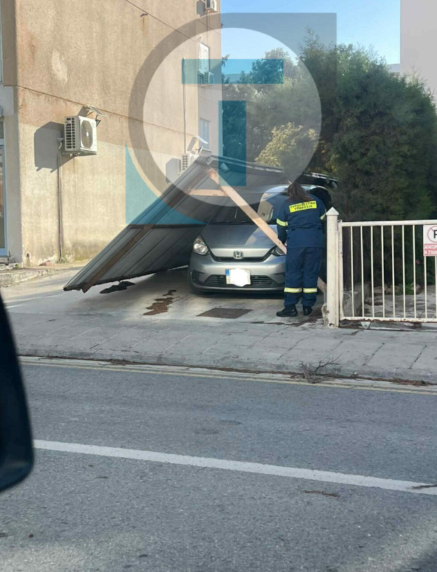 Στέγαστρο «καταπλάκωσε» όχημα στη Λευκωσία – Στο σημείο Πυροσβεστική