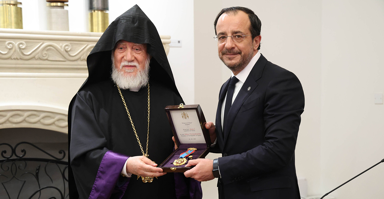 O &Pi;&rho;ό&epsilon;&delta;&rho;&omicron;&sigmaf; &tau;&eta;&sigmaf; &Delta;&eta;&mu;&omicron;&kappa;&rho;&alpha;&tau;ί&alpha;&sigmaf; &pi;&alpha;&rho;&alpha;&sigma;&eta;&mu;&omicron;&phi;&omicron;&rho;ή&theta;&eta;&kappa;&epsilon; &alpha;&pi;ό &tau;&omicron;&nu; &Pi;&alpha;&tau;&rho;&iota;ά&rho;&chi;&eta; &Alpha;&rho;ά&mu; &Iota; - &Delta;&epsilon;ί&tau;&epsilon; &phi;&omega;&tau;&omicron;&gamma;&rho;&alpha;&phi;ί&epsilon;&sigmaf;