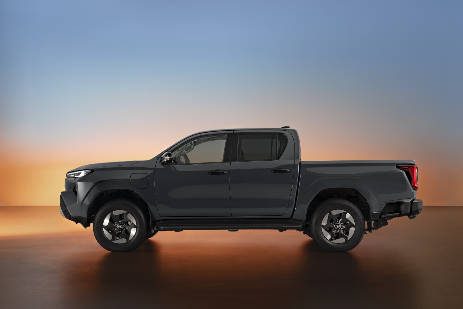 To εμβληματικό Toyota Hilux περνά στην εποχή της ηλεκτροκίνησης
