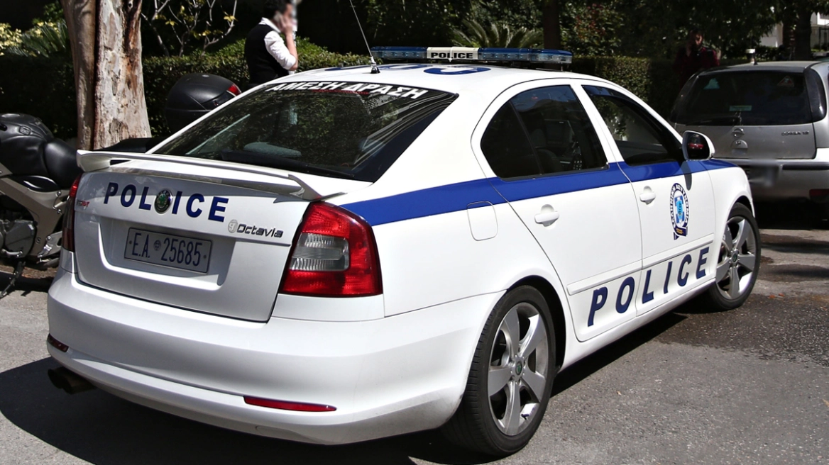 Νεαρός κλώτσησε γατάκι και στη συνέχεια το πάτησε με το όχημα του