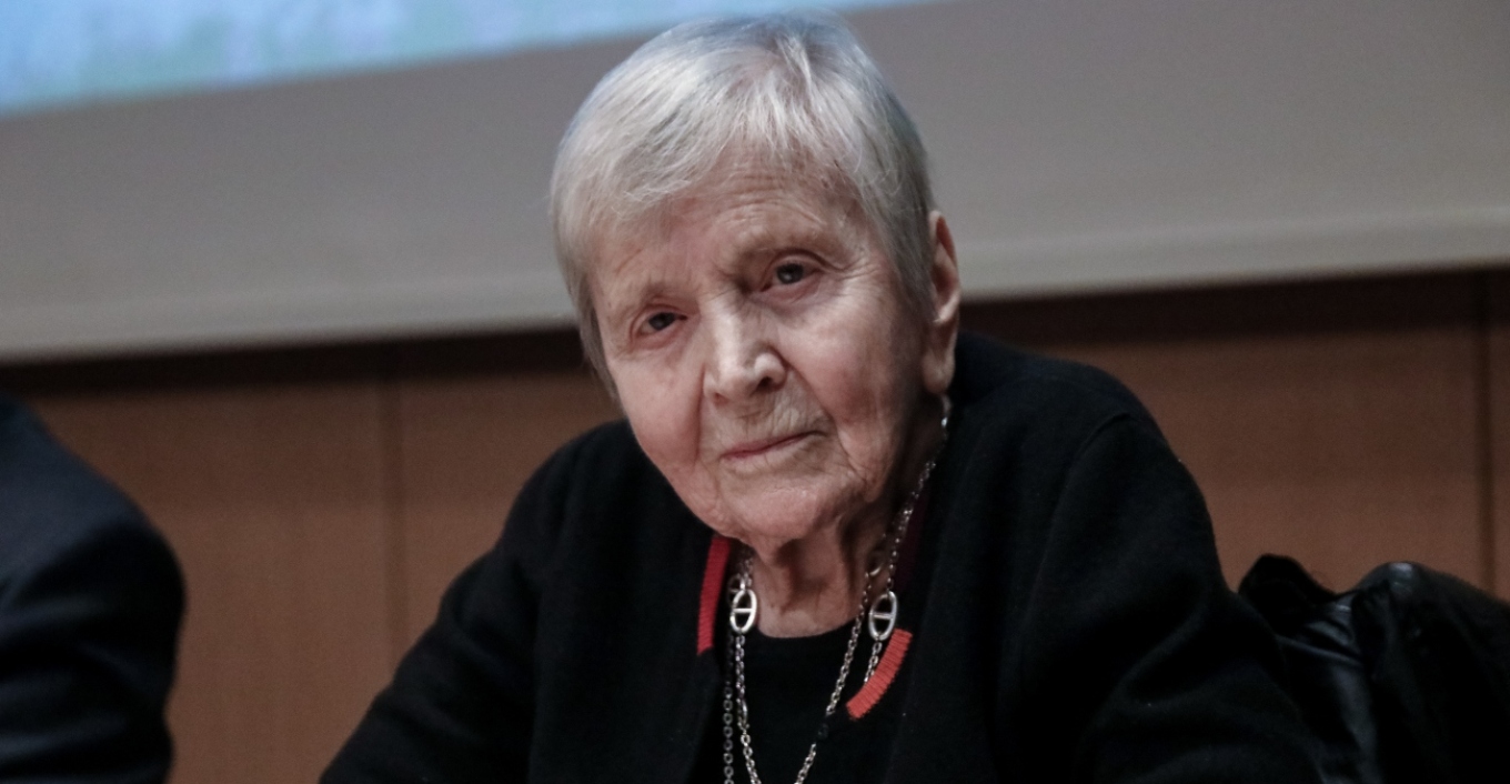 &Epsilon;&lambda;έ&nu;&eta; &Gamma;&lambda;ύ&kappa;&alpha;&tau;&zeta;&eta; - &Alpha;&rho;&beta;&epsilon;&lambda;έ&rho;: &Sigma;ή&mu;&epsilon;&rho;&alpha; &tau;&omicron; &tau;&epsilon;&lambda;&epsilon;&upsilon;&tau;&alpha;ί&omicron; &alpha;&nu;&tau;ί&omicron; &sigma;&tau;&eta; &Mu;&eta;&tau;&rho;ό&pi;&omicron;&lambda;&eta; &Alpha;&theta;&eta;&nu;ώ&nu;, &sigma;&epsilon; &lambda;&alpha;ϊ&kappa;ό &pi;&rho;&omicron;&sigma;&kappa;ύ&nu;&eta;&mu;&alpha; &eta; &sigma;&omicron;&rho;ό&sigmaf; &tau;&eta;&sigmaf;