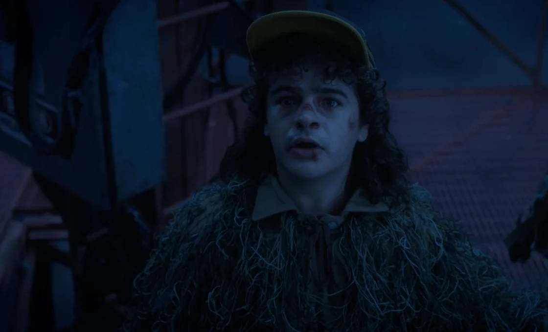 Stranger Things: &Gamma;&iota;&alpha;&tau;ί &tau;&omicron; &tau;&rho;&alpha;&gamma;&omicron;ύ&delta;&iota; &laquo;Heroes&raquo; &tau;&omicron;&upsilon; David Bowie &epsilon;&pi;&iota;&lambda;έ&chi;&theta;&eta;&kappa;&epsilon; &gamma;&iota;&alpha; &tau;&omicron; &tau;έ&lambda;&omicron;&sigmaf; &tau;&eta;&sigmaf; &sigma;&epsilon;&iota;&rho;ά&sigmaf;;