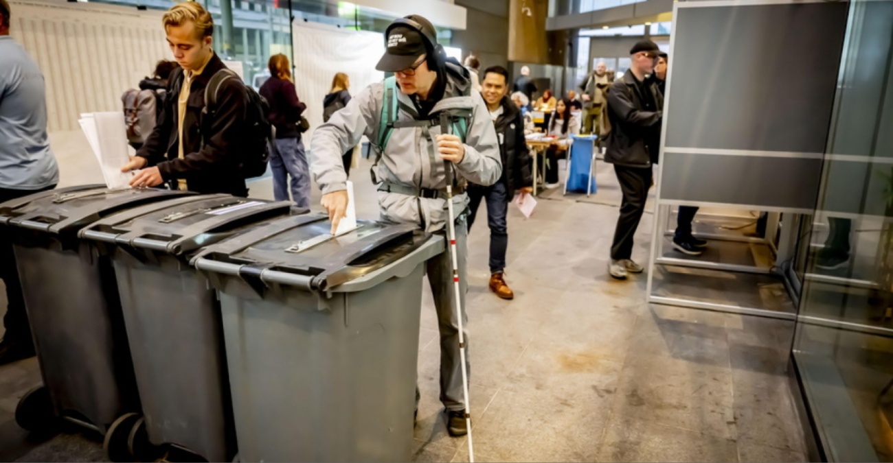 Οι Ολλανδοί στις κάλπες για τις τρίτες βουλευτικές εκλογές μέσα σε λιγότερο από πέντε χρόνια Οι Ολλανδοί στις κάλπες για τις τρίτες βουλευτικές εκλογές μέσα σε λιγότερο από πέντε χρόνια