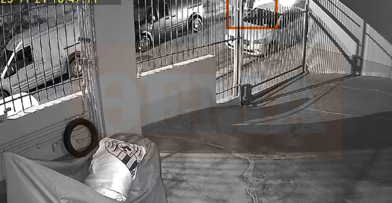 Η στιγμή που ο 84χρονος οδηγός παρασύρει με μεγάλη ταχύτητα την 75χρονη και την ΑμεΑ κόρη της