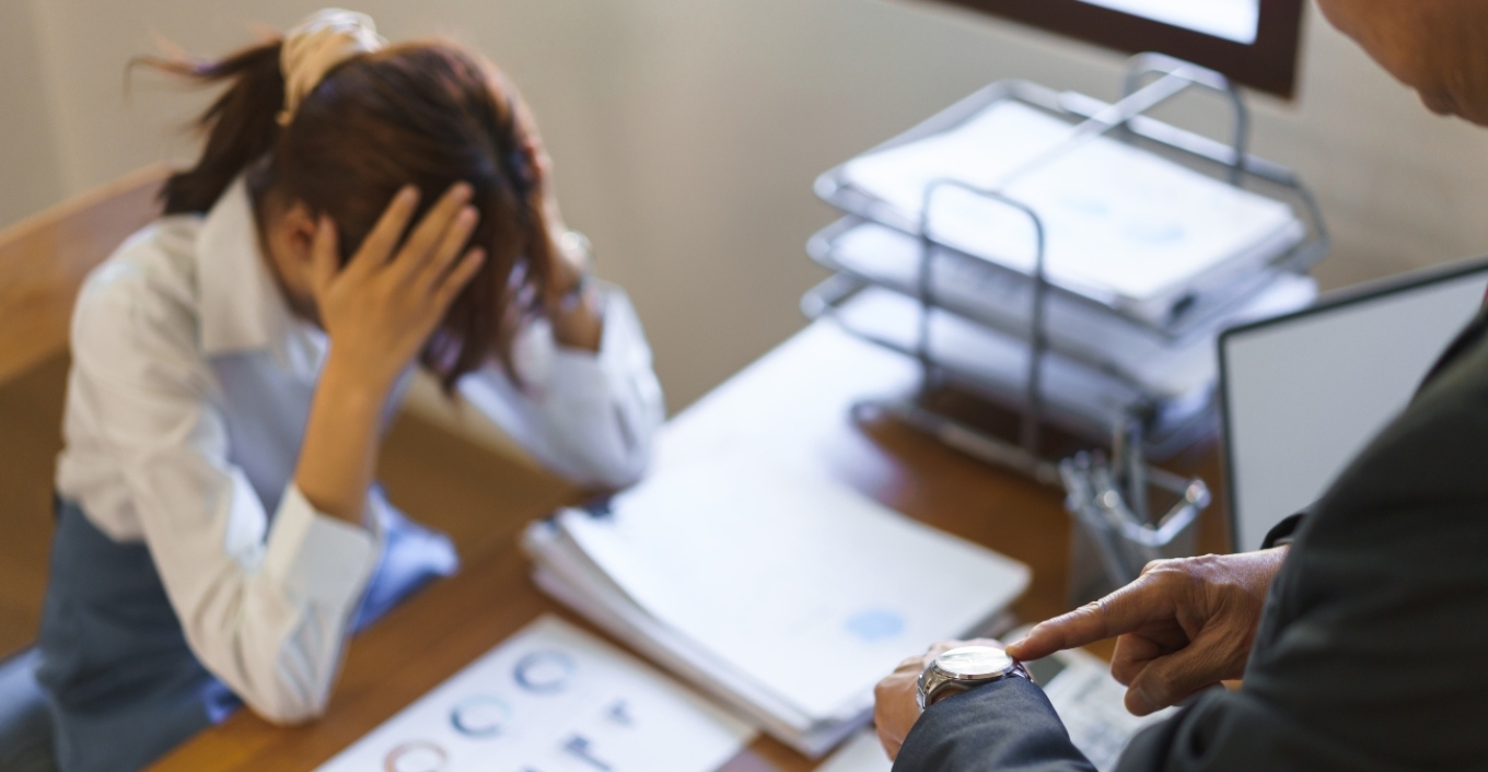 Τα ακούσαμε όλα: Εργαζόμενη απολύθηκε γιατί πήγαινε 40 λεπτά νωρίτερα στη δουλειά