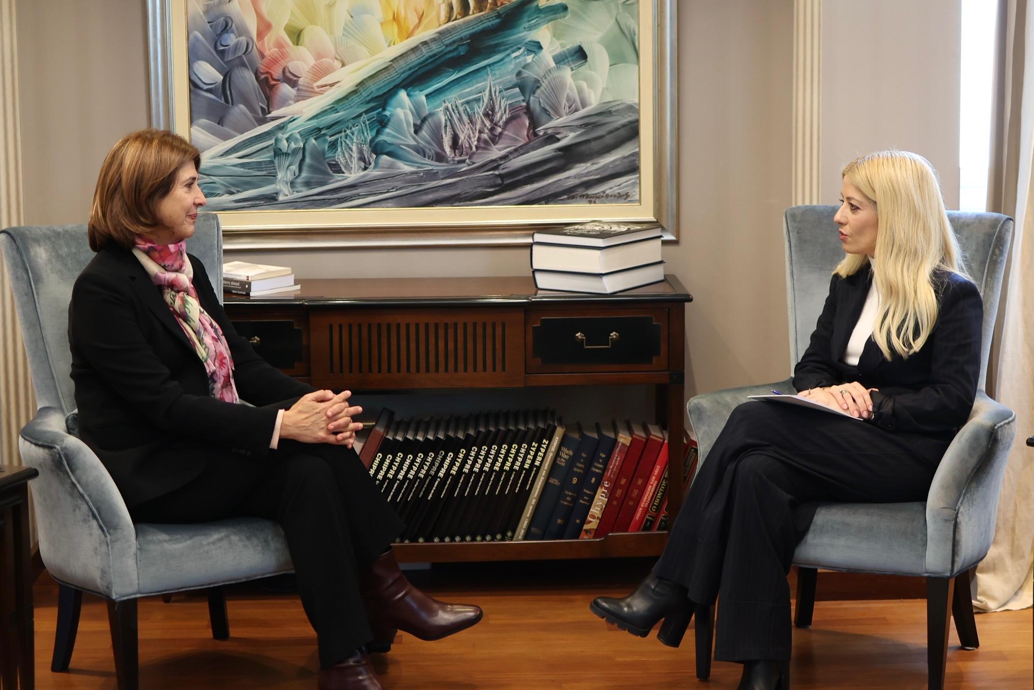 &Sigma;&upsilon;&nu;&alpha;&nu;&tau;ή&theta;&eta;&kappa;&epsilon; &mu;&epsilon; &Omicron;&lambda;&gamma;&kappa;ί&nu; &eta; &Alpha;&nu;&nu;ί&tau;&alpha;: &laquo;Ύ&psi;&iota;&sigma;&tau;&omicron;&sigmaf; &sigma;&tau;ό&chi;&omicron;&sigmaf; &eta; &epsilon;&pi;&alpha;&nu;έ&nu;&omega;&sigma;&eta; &tau;&eta;&sigmaf; &pi;&alpha;&tau;&rho;ί&delta;&alpha;&sigmaf; &mu;&alpha;&sigmaf;&raquo;