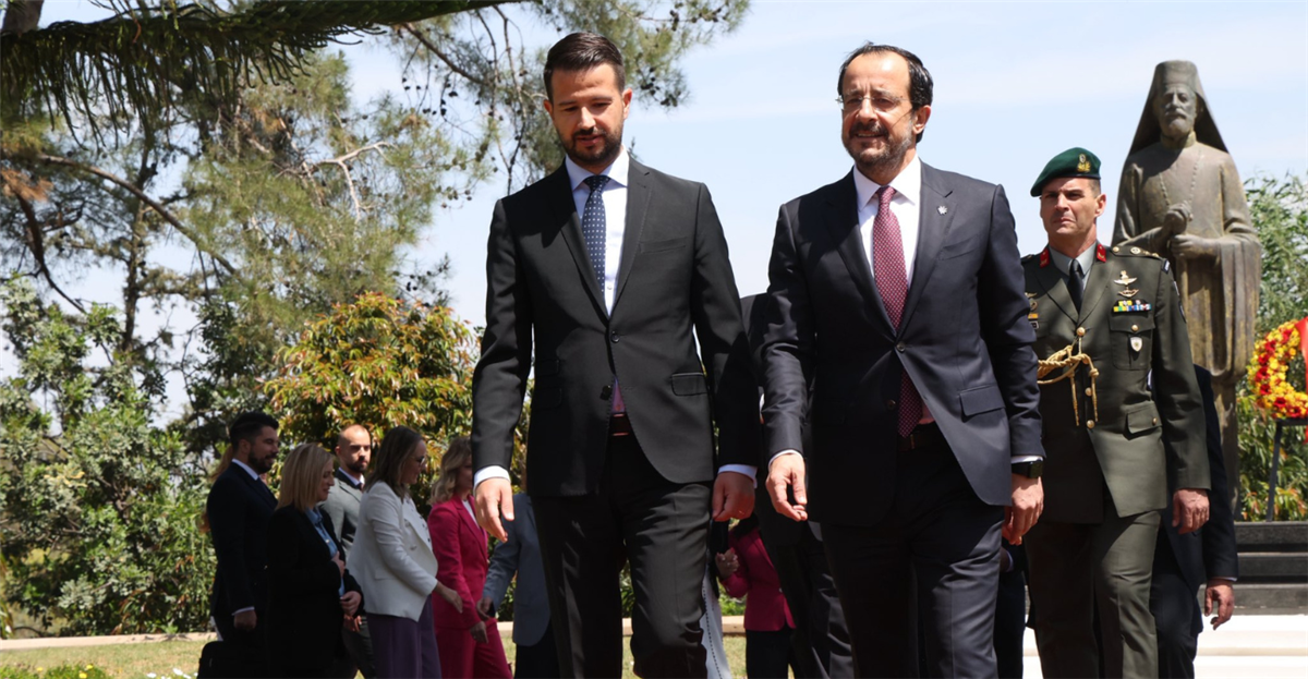 &Iota;&sigma;&chi;&upsilon;&rho;ό &mu;ή&nu;&upsilon;&mu;&alpha; &Chi;&rho;&iota;&sigma;&tau;&omicron;&delta;&omicron;&upsilon;&lambda;ί&delta;&eta;: &laquo;Ό&tau;&alpha;&nu; &omicron;&iota; &epsilon;&tau;&alpha;ί&rho;&omicron;&iota; &mu;&alpha;&sigmaf; &alpha;&nu;&tau;&alpha;&pi;&omicron;&kappa;&rho;ί&nu;&omicron;&nu;&tau;&alpha;&iota;, &alpha;&nu;&tau;&alpha;&pi;&omicron;&kappa;&rho;ί&nu;&epsilon;&tau;&alpha;&iota; &kappa;&alpha;&iota; &eta; &Epsilon;&Epsilon;&raquo;