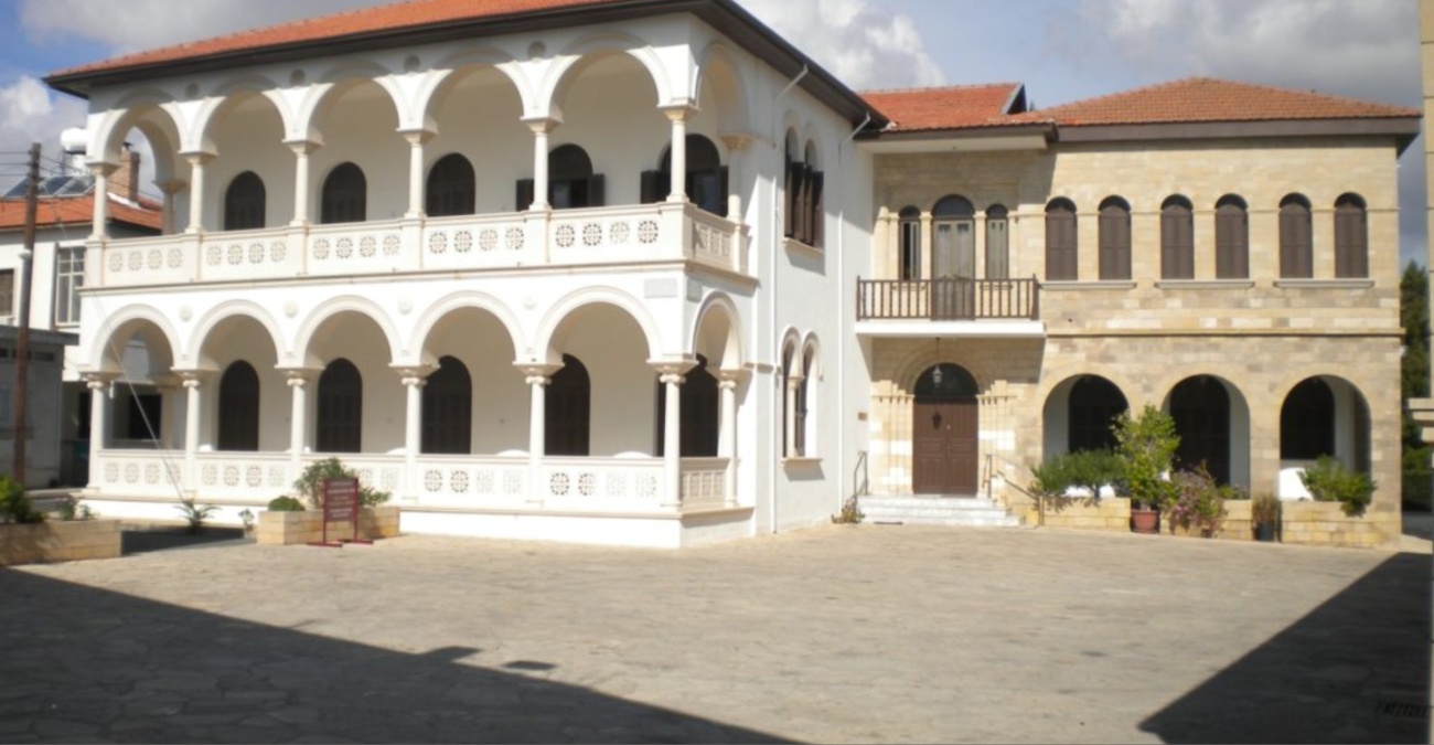 Λαϊκή εξέγερση στην Πάφο για τον τέως Μητροπολίτη: Με συνθήματα «Άρον, άρον σταύρωσον αυτόν» βγήκαν στους δρόμους εκατοντάδες πιστοί