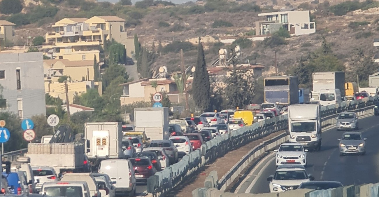 Το απόλυτο χάος στη Λεμεσό – Το χαλασμένο μηχάνημα για έργα έφερε απίστευτη κίνηση στους δρόμους – Δείτε φωτογραφίες