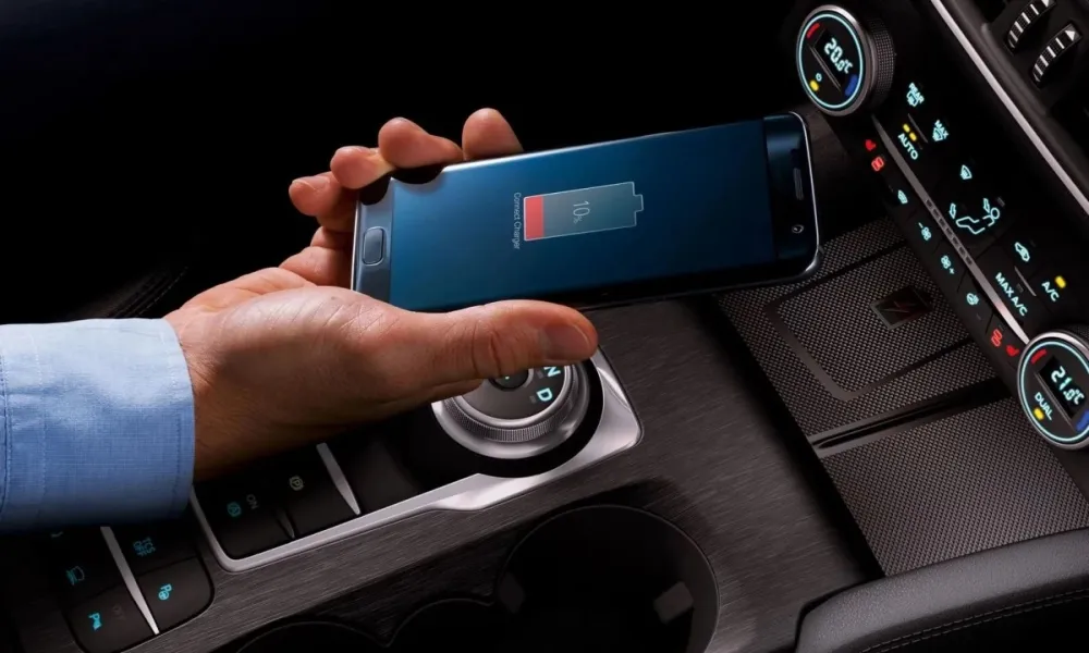 Γιατί το κινητό… καίει όταν το φορτίζεις στο αυτοκίνητο;