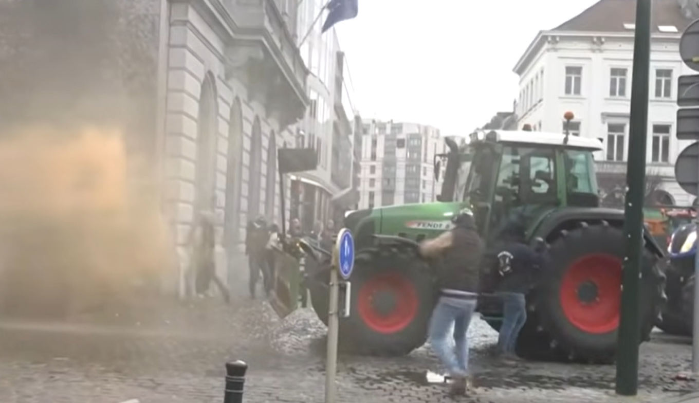 Επεισόδια και δακρυγόνα στη συγκέντρωση των αγροτών, δείτε live