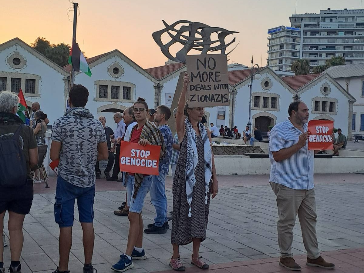 Λάρνακα: Εικόνες από το σημείο της διαμαρτυρίας για την Παλαιστίνη Λάρνακα: Εικόνες από το σημείο της διαμαρτυρίας για την Παλαιστίνη