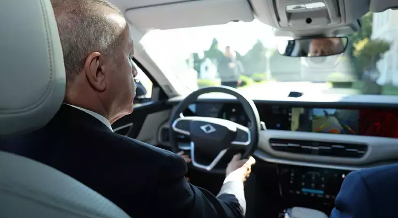 O Ερντογάν έκανε test drive στο νέο ηλεκτρικό αυτοκίνητο της τουρκικής εταιρίας Togg