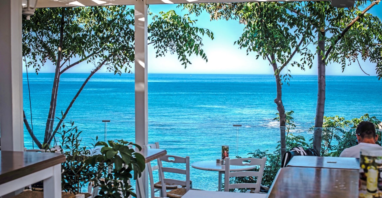 Άρχισε να θυμίζει καλοκαίρι - Εξωτικό beach bar στον Πρωταρά άνοιξε τις πόρτες του και μας περιμένει