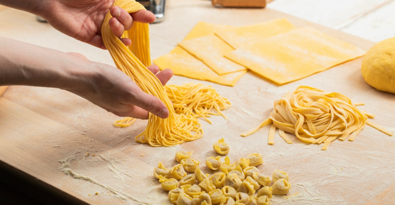 Είσαι λάτρης των ζυμαρικών; Αυτό είναι το μακαρονάδικο που αγαπάει όλη η πόλη