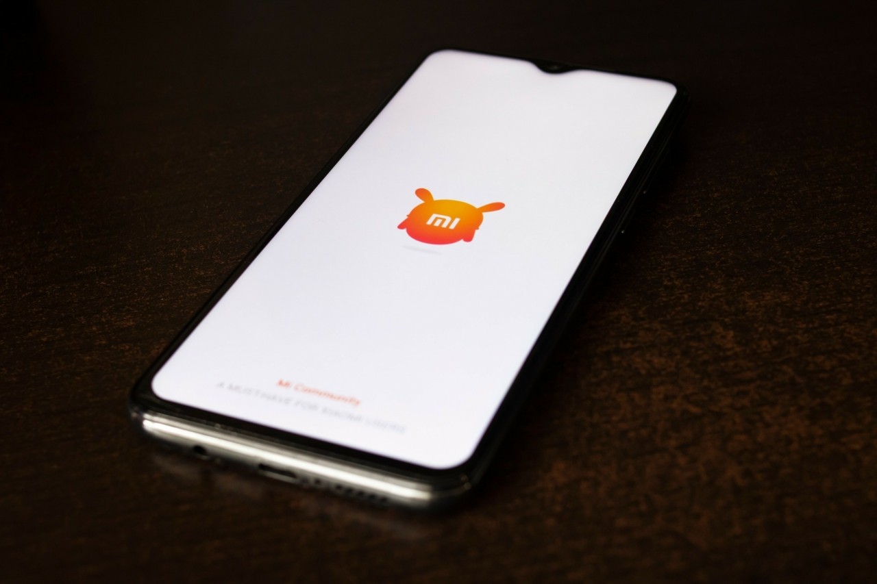 «Χτυπά» την Apple με το νέο Xiaomi 17 Pro για να ρίξει το iPhone 17 από τον θρόνο του
