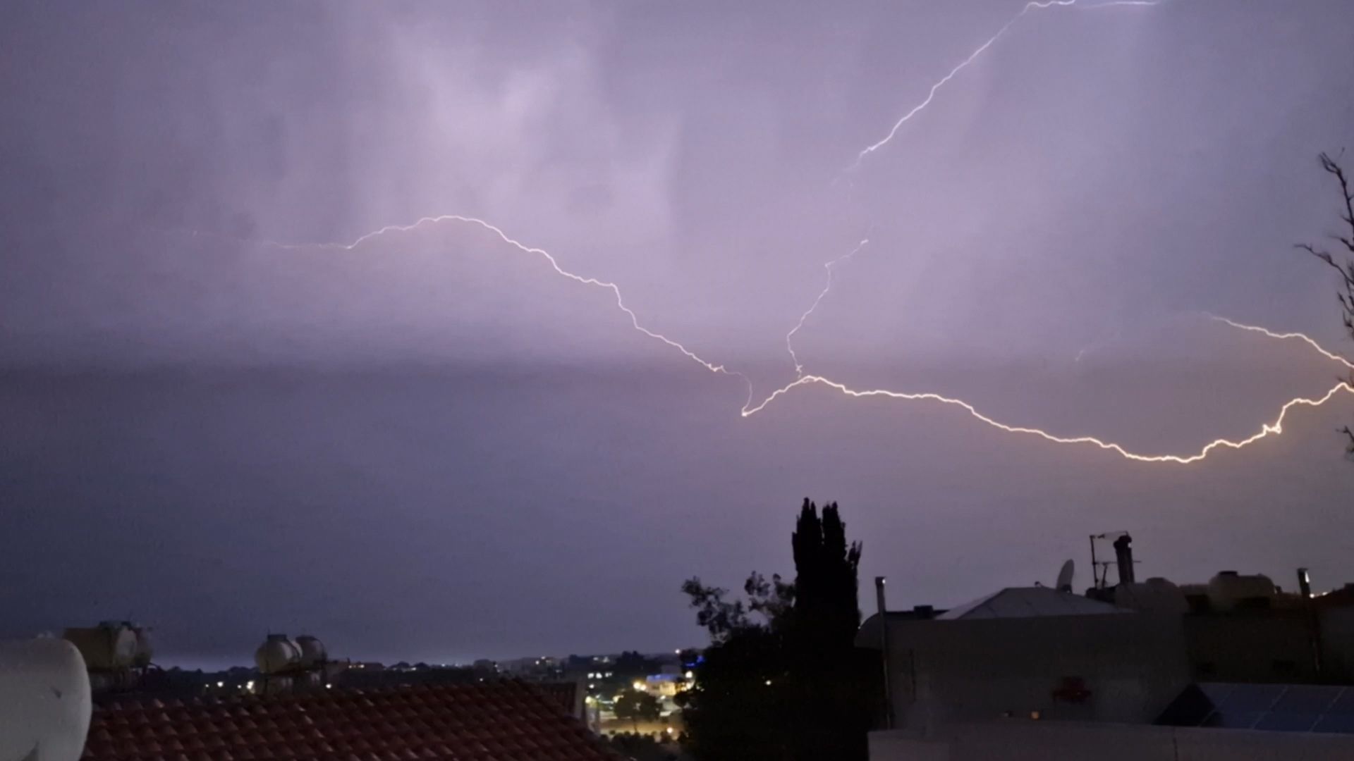 Τρίζει τα δόντια του ο Byron: «Άνοιξαν οι ουρανοί σε διάφορες περιοχές της Κύπρου