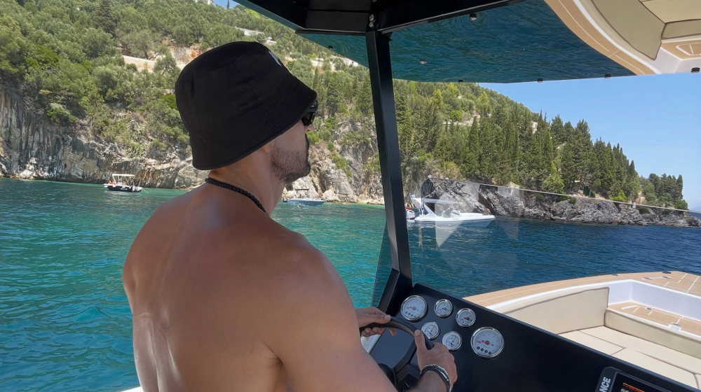&Epsilon;&rho;&omega;&tau;&epsilon;&upsilon;&mu;έ&nu;&omicron;&sigmaf; &xi;&alpha;&nu;ά &gamma;&nu;&omega;&sigma;&tau;ό&sigmaf; &Kappa;ύ&pi;&rho;&iota;&omicron;&sigmaf; &eta;&theta;&omicron;&pi;&omicron;&iota;ό&sigmaf; - &Alpha;&upsilon;&tau;ή &epsilon;ί&nu;&alpha;&iota; &eta; &nu;έ&alpha; &tau;&omicron;&upsilon; &sigma;ύ&nu;&tau;&rho;&omicron;&phi;&omicron;&sigmaf; - &Phi;&omega;&tau;&omicron;&gamma;&rho;&alpha;&phi;ί&alpha;