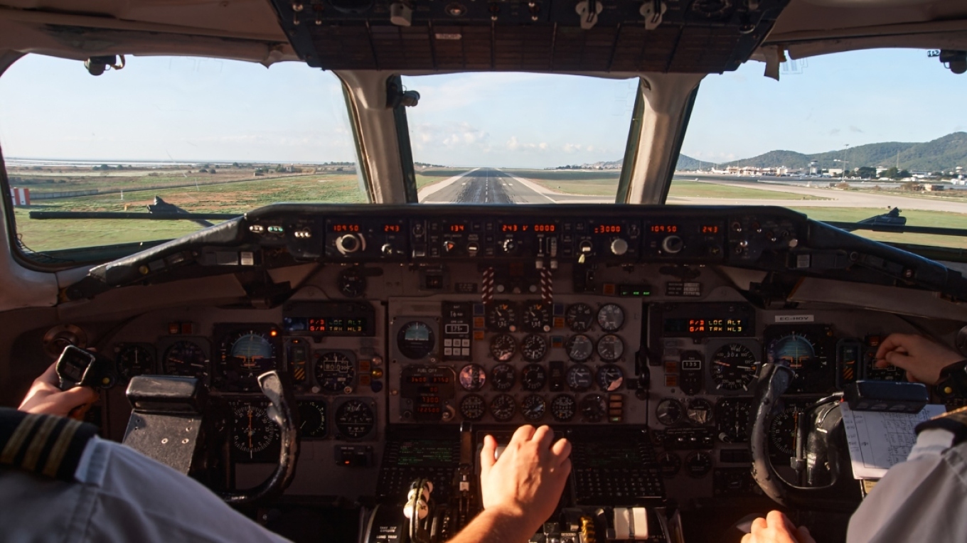 &Pi;&iota;&lambda;ό&tau;&omicron;&sigmaf; &kappa;&alpha;&tau;έ&gamma;&rho;&alpha;&phi;&epsilon; &mu;&epsilon; &kappa;&rho;&upsilon;&phi;ή &kappa;ά&mu;&epsilon;&rho;&alpha; &tau;&iota;&sigmaf; &epsilon;&rho;&omega;&tau;&iota;&kappa;έ&sigmaf; &tau;&omicron;&upsilon; &sigma;&upsilon;&nu;&epsilon;&upsilon;&rho;έ&sigma;&epsilon;&iota;&sigmaf; &mu;&epsilon; &sigma;&upsilon;&nu;&alpha;&delta;έ&lambda;&phi;&omicron;&upsilon;&sigmaf; &tau;&omicron;&upsilon; &kappa;&alpha;&iota; &tau;&iota;&sigmaf; &laquo;&alpha;&nu;έ&beta;&alpha;&zeta;&epsilon;&raquo; &sigma;&tau;&omicron; &delta;&iota;&alpha;&delta;ί&kappa;&tau;&upsilon;&omicron;