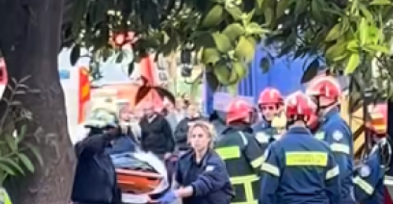 Προσοχή σκληρές εικόνες: Η στιγμή απεγκλωβισμού του νεκρού προσώπου από τα ερείπια του κτιρίου - Υπάρχουν και άλλοι κάτω από τα συντρίμμια - Βίντεο