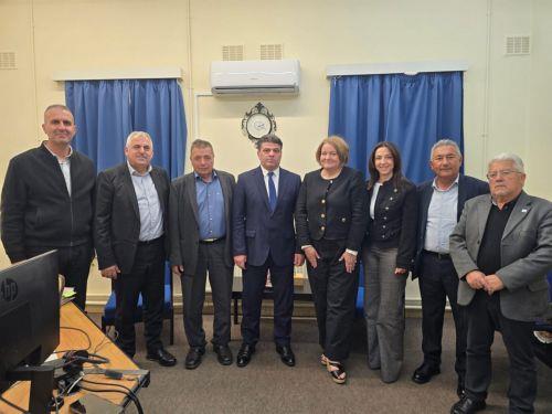 &Delta;&epsilon;&nu; &upsilon;&pi;ά&rho;&chi;&epsilon;&iota; &lambda;ό&gamma;&omicron;&sigmaf; &alpha;&nu;&eta;&sigma;&upsilon;&chi;ί&alpha;&sigmaf; &gamma;&iota;&alpha; &Kappa;ύ&pi;&rho;&omicron;, &delta;&iota;&alpha;&beta;&epsilon;&beta;&alpha;ί&omega;&sigma;&alpha;&nu; &tau;&omicron;&nu; &Delta;ή&mu;&alpha;&rho;&chi;&omicron; &Alpha;&gamma;ί&alpha;&sigmaf; &Nu;ά&pi;&alpha;&sigmaf;, &alpha;&xi;&iota;&omega;&mu;&alpha;&tau;&omicron;ύ&chi;&omicron;&iota; &tau;&omega;&nu; &Beta;&rho;&epsilon;&tau;&alpha;&nu;&iota;&kappa;ώ&nu; &Beta;ά&sigma;&epsilon;&omega;&nu;