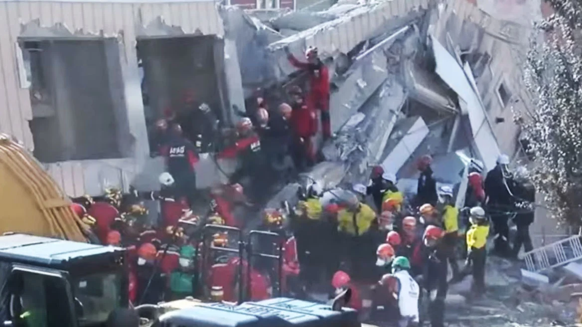 Τραγική κατάληξη στις έρευνες στο κτήριο που κατέρρευσε στην Κωνσταντινούπολη: Νεκροί και οι δύο γονείς που έψαχναν