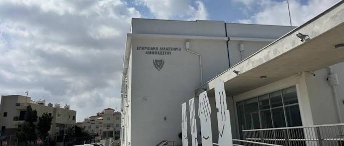 Europol, &pi;&alpha;&rho;&alpha;&kappa;&omicron;&lambda;&omicron;&upsilon;&theta;ή&sigma;&epsilon;&iota;&sigmaf; &kappa;&alpha;&iota; &tau;&rho;&epsilon;&iota;&sigmaf; &sigma;&upsilon;&lambda;&lambda;ή&psi;&epsilon;&iota;&sigmaf; - &Sigma;&tau;&omicron; &mu;&iota;&kappa;&rho;&omicron;&sigma;&kappa;ό&pi;&iota;&omicron; &tau;&omicron; &phi;&epsilon;&rho;ό&mu;&epsilon;&nu;&omicron; &sigma;&chi;έ&delta;&iota;&omicron; &phi;ό&nu;&omicron;&upsilon; &sigma;&tau;&eta;&nu; &Kappa;ύ&pi;&rho;&omicron;