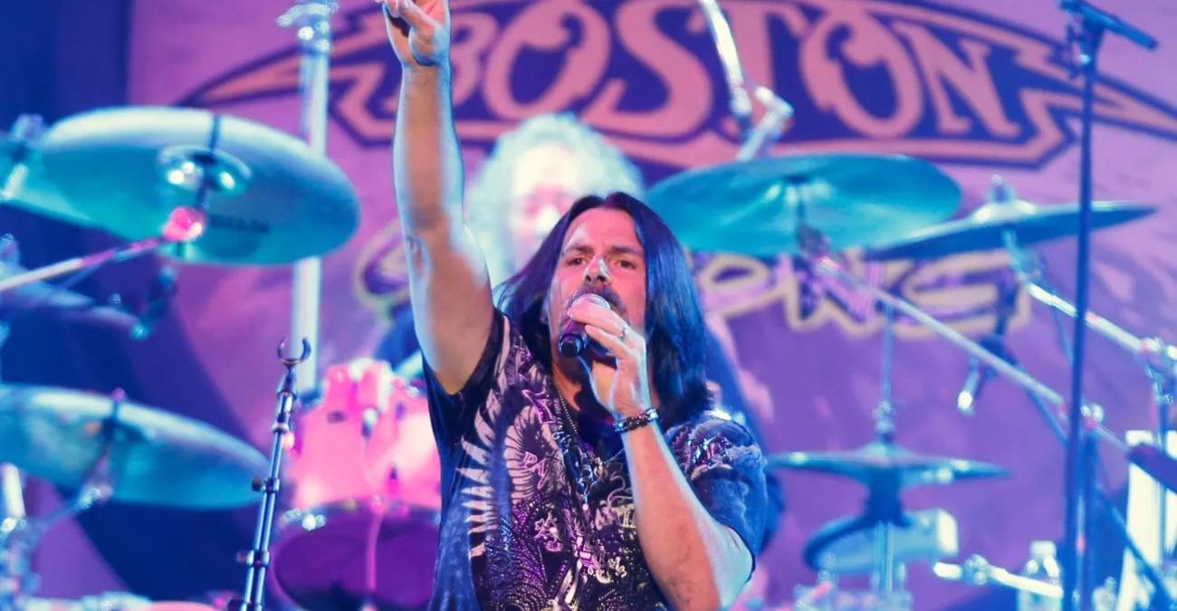 &Pi;έ&theta;&alpha;&nu;&epsilon; &omicron; &tau;&rho;&alpha;&gamma;&omicron;&upsilon;&delta;&iota;&sigma;&tau;ή&sigmaf; &tau;&omega;&nu; Boston &Tau;ό&mu;&iota; &Nu;&tau;&epsilon;&Kappa;ά&rho;&lambda;&omicron; &sigma;&epsilon; &eta;&lambda;&iota;&kappa;ί&alpha; 60 &epsilon;&tau;ώ&nu;