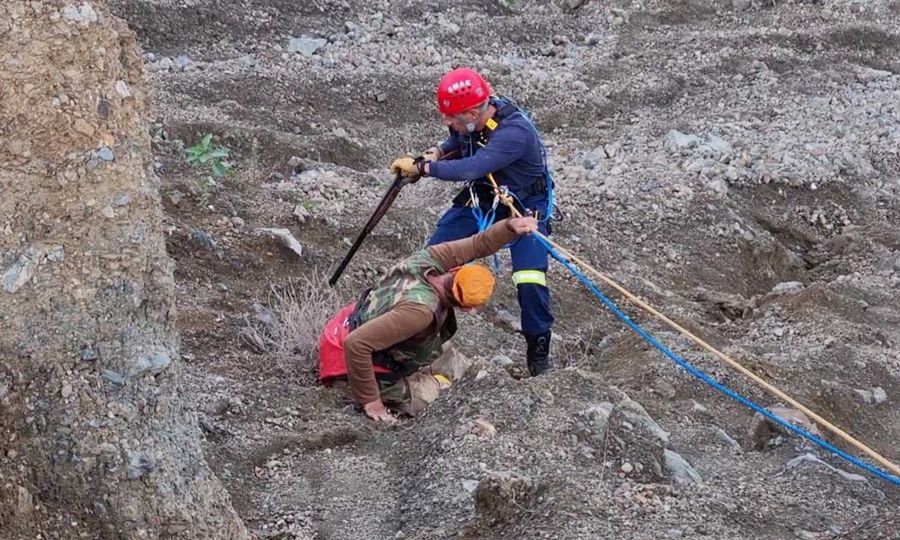 Στήθηκε επιχείρηση για διάσωση κυνηγού – Έπεσε σε χαράδρα 50 μέτρων – Μεταφέρθηκε στο νοσοκομείο – Δείτε βίντεο