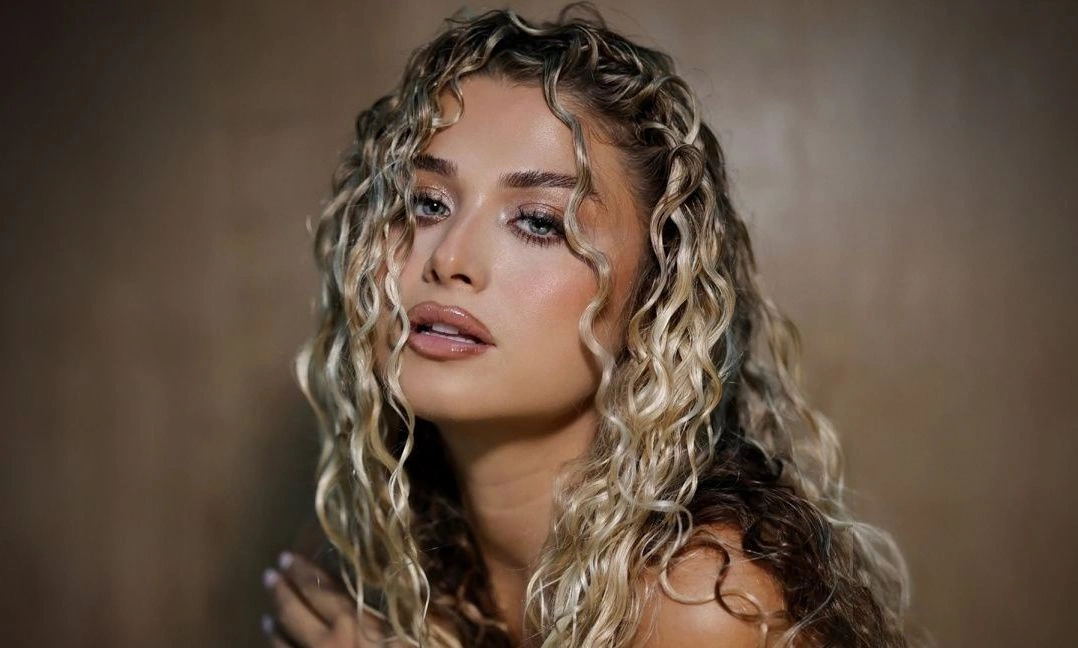 VIDEO: &Eta; Antigoni Buxton &omicron;&lambda;&omicron;&kappa;&lambda;ή&rho;&omega;&sigma;&epsilon; &tau;&eta;&nu; &pi;&rho;ώ&tau;&eta; &tau;&eta;&sigmaf; &pi;&rho;ό&beta;&alpha; &sigma;&tau;&eta; &sigma;&kappa;&eta;&nu;ή &tau;&eta;&sigmaf; Eurovision - &laquo;&Delta;&epsilon;&nu; &mu;&pi;&omicron;&rho;&omicron;ύ&sigma;&alpha; &nu;&alpha; &sigma;&tau;&alpha;&mu;&alpha;&tau;ή&sigma;&omega; &nu;&alpha; &kappa;&lambda;&alpha;ί&omega;&raquo;