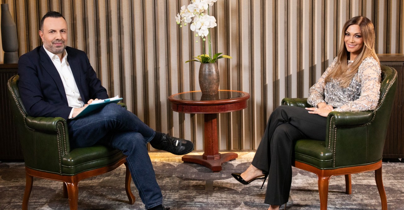 Έ&lambda;&lambda;&eta; &Kappa;&omicron;&kappa;&kappa;ί&nu;&omicron;&upsilon; &sigma;&tau;&omicron; &Tau;&Epsilon;&Tau;-&Alpha;-&Tau;&Epsilon;&Tau;: &laquo;&Delta;&epsilon;&nu; έ&chi;&omega; &kappa;&lambda;&epsilon;ί&sigma;&epsilon;&iota; &omega;&sigmaf; &gamma;&upsilon;&nu;&alpha;ί&kappa;&alpha;&raquo; - &laquo;Ή&theta;&epsilon;&lambda;&alpha; &kappa;&alpha;&iota; &delta;&epsilon;ύ&tau;&epsilon;&rho;&omicron; &pi;&alpha;&iota;&delta;ί&raquo; - &Delta;&epsilon;ί&tau;&epsilon; &tau;&omicron; &tau;&rho;έ&iota;&lambda;&epsilon;&rho;