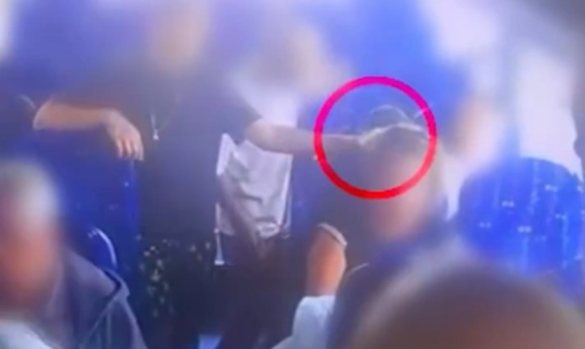 VIDEO: &Eta; &sigma;&tau;&iota;&gamma;&mu;ή ό&pi;&omicron;&upsilon; 13&chi;&rho;&omicron;&nu;&omicron;&sigmaf; &beta;ά&zeta;&epsilon;&iota; &phi;&omega;&tau;&iota;ά &sigma;&tau;&alpha; &mu;&alpha;&lambda;&lambda;&iota;ά &mu;&iota;&alpha;&sigmaf; &alpha;&nu;&upsilon;&pi;&omicron;&psi;ί&alpha;&sigma;&tau;&eta;&sigmaf; &gamma;&upsilon;&nu;&alpha;ί&kappa;&alpha;&sigmaf; &mu;έ&sigma;&alpha; &sigma;&epsilon; &lambda;&epsilon;&omega;&phi;&omicron;&rho;&epsilon;ί&omicron; &sigma;&tau;&omicron; &Iota;&sigma;&rho;&alpha;ή&lambda;