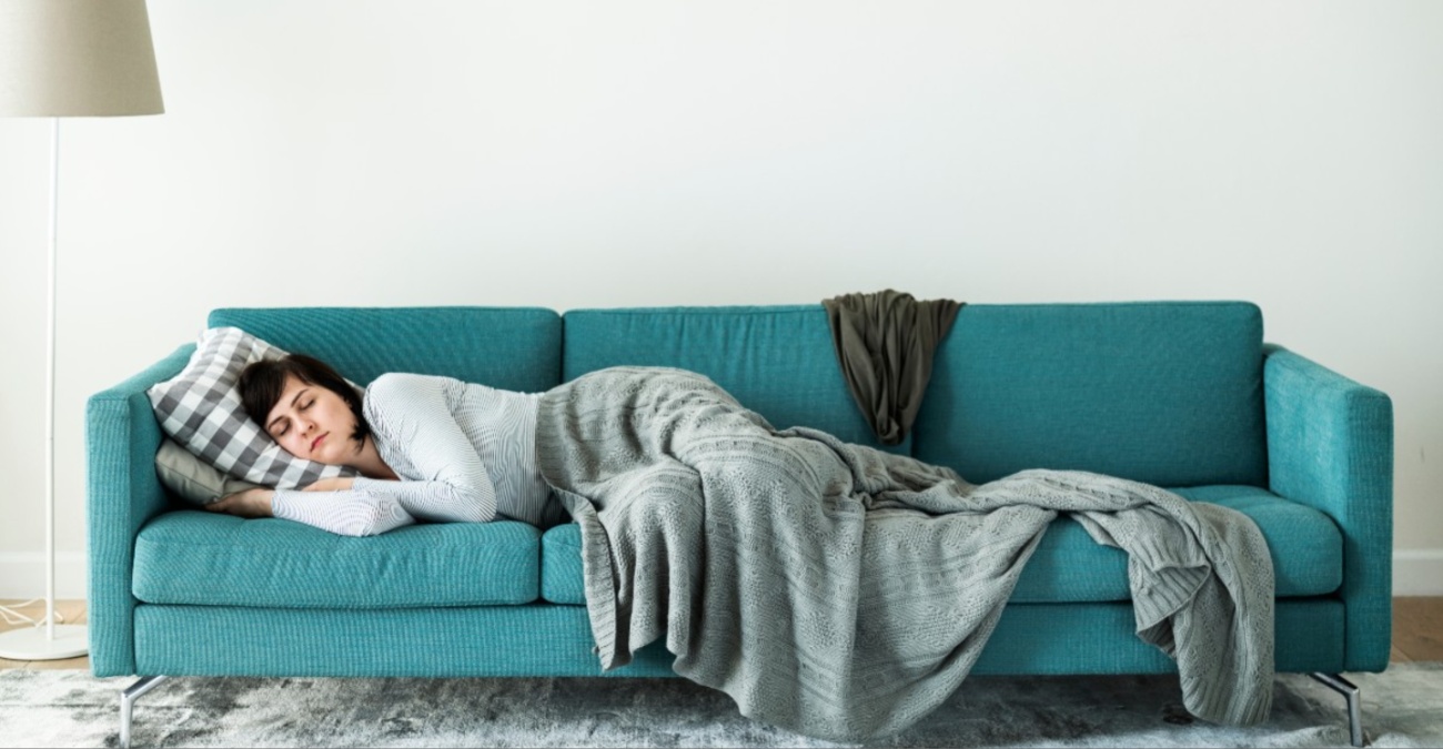 Σας παίρνει ο ύπνος στον καναπέ κάθε βράδυ; Τρεις λόγοι που πρέπει να το «κόψετε»