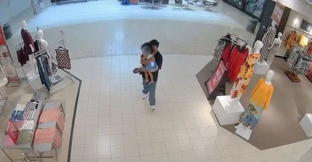 Ανδρας αρπάζει 3χρονο κοριτσάκι σε mall στη Βιρτζίνια – Τον πρόλαβε η μητέρα Ανδρας αρπάζει 3χρονο κοριτσάκι σε mall στη Βιρτζίνια – Τον πρόλαβε η μητέρα