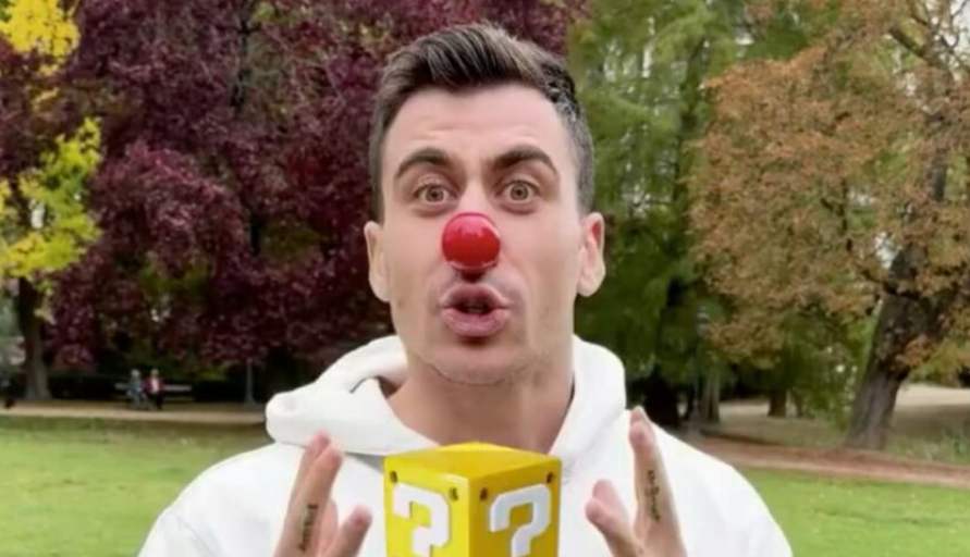 VIDEO: Απάντα ο Φειδίας – Γιατί ανακοίνωσε το κόμμα του φορώντας μύτη κλόουν