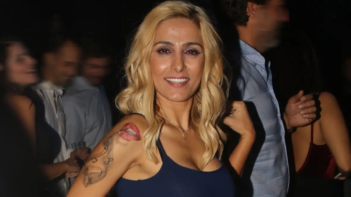 &Mu;&pi;έ&rho;&delta;&epsilon;&mu;&alpha; &mu;&epsilon; &gamma;&nu;&omega;&sigma;&tau;ή &lambda;&alpha;ϊ&kappa;ή &tau;&rho;&alpha;&gamma;&omicron;&upsilon;&delta;ί&sigma;&tau;&rho;&iota;&alpha; - &Tau;&iota;&sigmaf; &sigma;ύ&gamma;&chi;&iota;&sigma;&alpha;&nu; &lambda;ό&gamma;&omega; &sigma;&upsilon;&nu;&omega;&nu;&upsilon;&mu;ί&alpha;&sigmaf; &kappa;&alpha;&iota; έ&gamma;&rho;&alpha;&psi;&alpha;&nu; ό&tau;&iota; &epsilon;ί&nu;&alpha;&iota; &nu;&epsilon;&kappa;&rho;ή