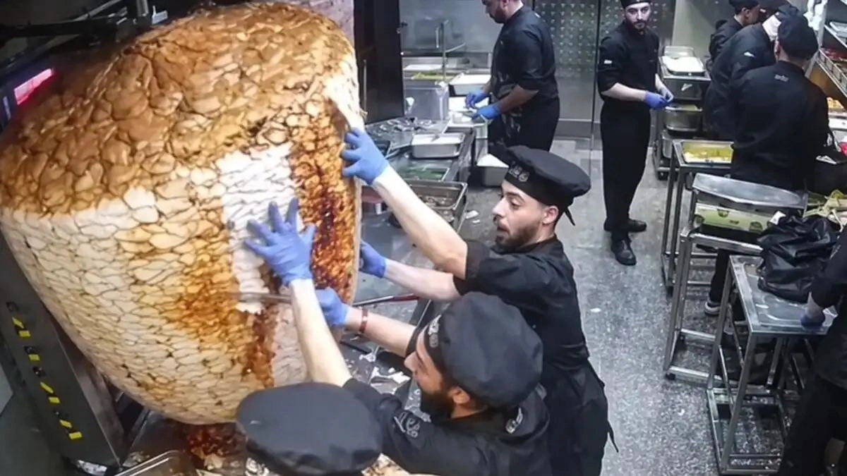 Video: &Sigma;&omicron;&upsilon;&beta;&lambda;&alpha;&tau;&zeta;ή&delta;&epsilon;&sigmaf; &pi;&alpha;&rho;&alpha;&lambda;ί&gamma;&omicron; &nu;&alpha; &laquo;&pi;έ&sigma;&omicron;&upsilon;&nu;&raquo; έ&nu;&delta;&omicron;&xi;&alpha;: &Tau;&epsilon;&rho;ά&sigma;&tau;&iota;&omicron;&sigmaf; &gamma;ύ&rho;&omicron;&sigmaf; &pi;ή&gamma;&epsilon; &nu;&alpha; &tau;&omicron;&upsilon;&sigmaf; &kappa;&alpha;&tau;&alpha;&pi;&lambda;&alpha;&kappa;ώ&sigma;&epsilon;&iota;