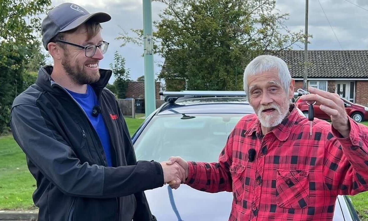 Καθάρισε τον κήπο ενός ανθρώπου και… του άλλαξε τη ζωή