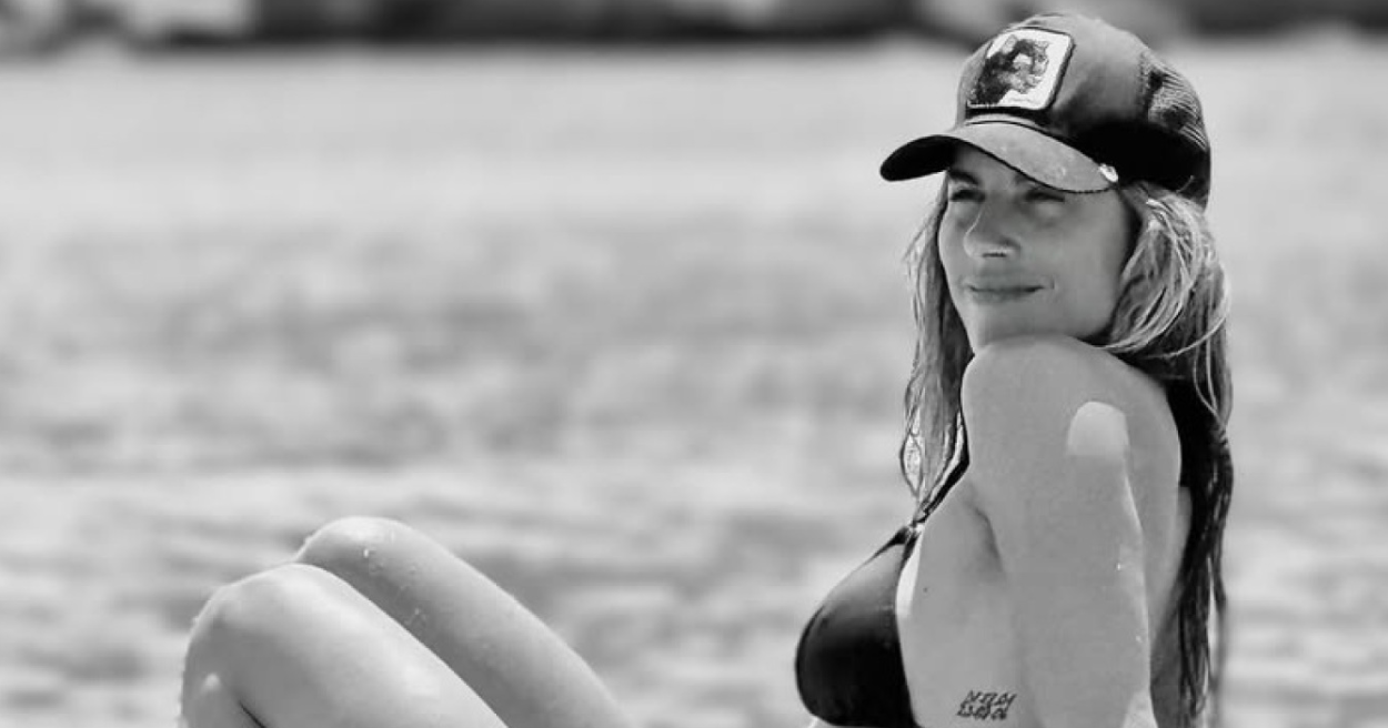 Η Ντορέττα Παπαδημητρίου πόζαρε «on the rocks» σε παραλία της Ίου