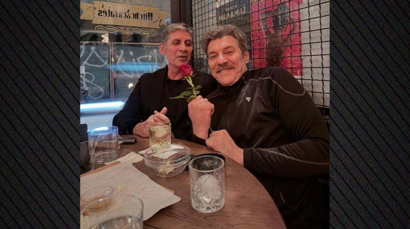 &Omicron; &Gamma;&iota;ά&nu;&nu;&eta;&sigmaf; &Sigma;&tau;ά&nu;&kappa;&omicron;&gamma;&lambda;&omicron;&upsilon; &pi;ό&zeta;&alpha;&rho;&epsilon; &mu;&epsilon; &tau;&omicron;&nu; &Sigma;&omega;&kappa;&rho;ά&tau;&eta; &Mu;ά&lambda;&alpha;&mu;&alpha; &kappa;&alpha;&iota; έ&nu;&alpha; &kappa;ό&kappa;&kappa;&iota;&nu;&omicron; &tau;&rho;&iota;&alpha;&nu;&tau;ά&phi;&upsilon;&lambda;&lambda;&omicron;