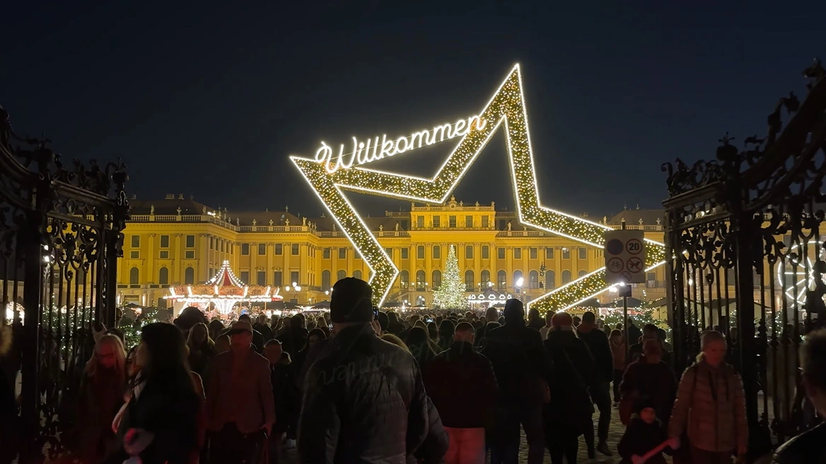 Παραμυθένιες εικόνες από τη Βιέννη: Άνοιξε η πρώτη χριστουγεννιάτικη αγορά στην Ευρώπη για το 2025