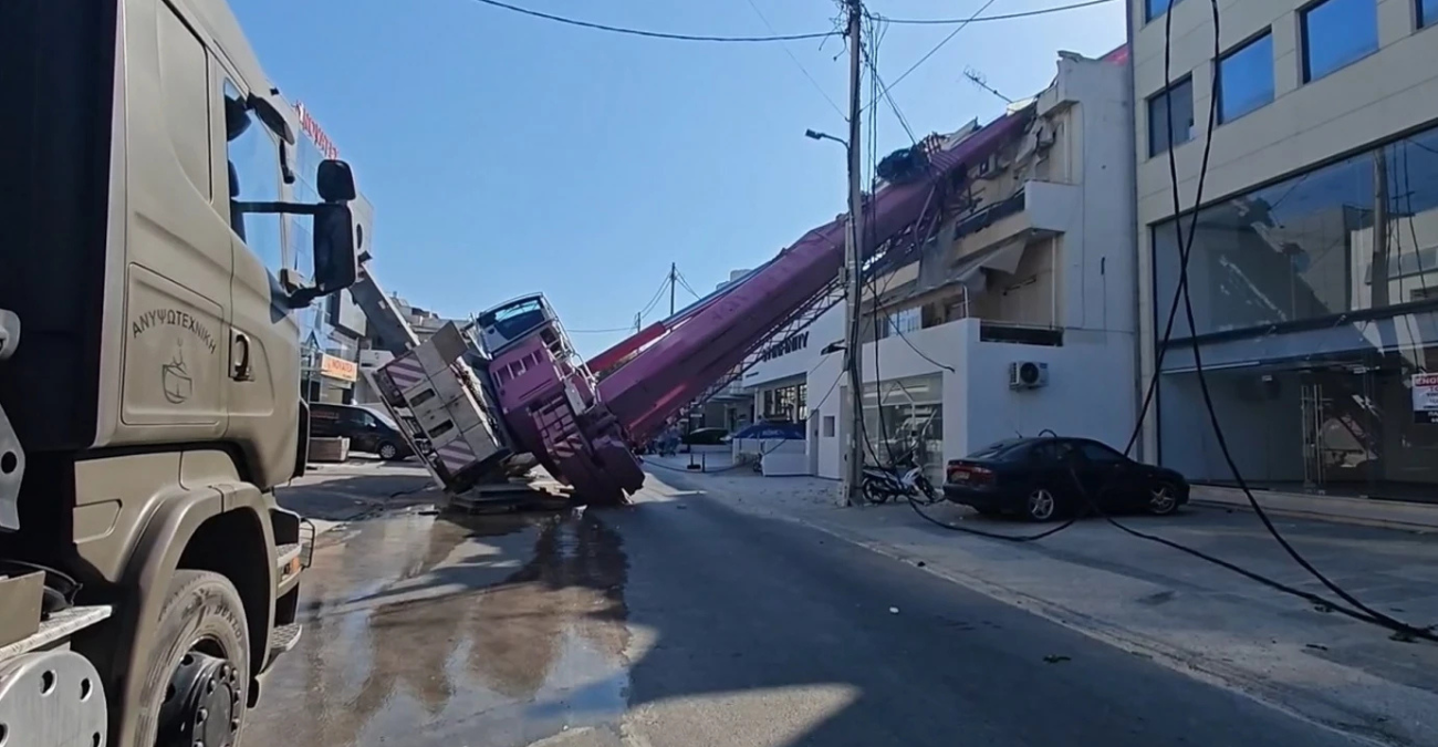 Γερανοφόρο όχημα έπεσε σε σπίτι στο Περιστέρι – Υποχώρησε το έδαφος στο σημείο που βρισκόταν το βαρύ μηχάνημα