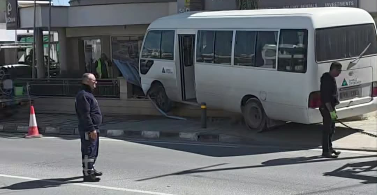 &Tau;&rho;ό&mu;&omicron;&sigmaf; &sigma;&tau;&eta; &Lambda;&epsilon;&upsilon;&kappa;&omega;&sigma;ί&alpha;: &Lambda;&epsilon;&omega;&phi;&omicron;&rho;&epsilon;ί&omicron; &mu;&epsilon; &epsilon;&pi;&iota;&beta;ά&tau;&epsilon;&sigmaf; &laquo;&kappa;&alpha;&rho;&phi;ώ&theta;&eta;&kappa;&epsilon;&raquo; &sigma;&epsilon; &pi;&epsilon;&rho;&iota;&tau;&omicron;ί&chi;&iota;&sigma;&mu;&alpha; - &Phi;&omega;&tau;&omicron;&gamma;&rho;&alpha;&phi;ί&epsilon;&sigmaf;