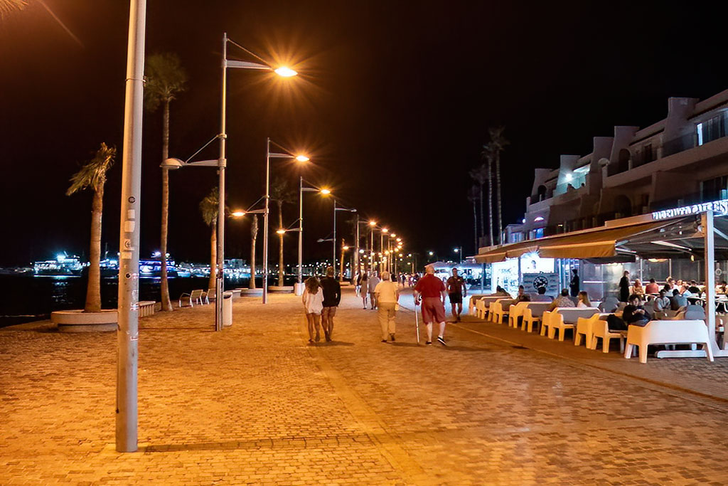 &Theta;&epsilon;&alpha;&mu;&alpha;&tau;&iota;&kappa;έ&sigmaf; &epsilon;&iota;&kappa;ό&nu;&epsilon;&sigmaf;: H &Pi;ά&phi;&omicron;&sigmaf; &alpha;&pi;ό &psi;&eta;&lambda;ά &tau;&eta; &nu;ύ&chi;&tau;&alpha; &ndash; &Chi;&iota;&lambda;&iota;ά&delta;&epsilon;&sigmaf; &phi;&omega;&tau;ά&kappa;&iota;&alpha; &ndash; &Delta;&epsilon;ί&tau;&epsilon; &beta;ί&nu;&tau;&epsilon;&omicron;