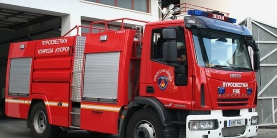 Ξέσπασε φωτιά σε εν κινήσει όχημα