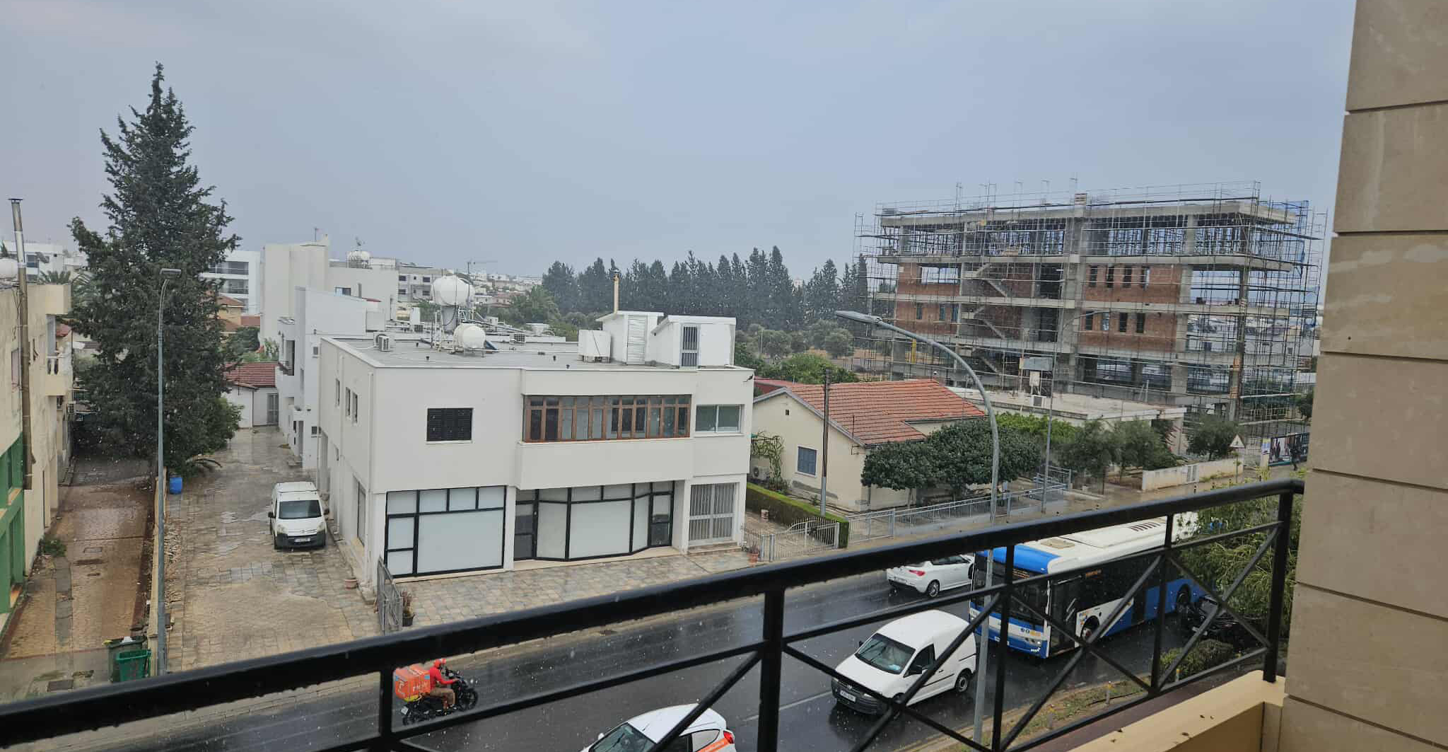 «Μύρισε» Χειμώνας – Ξέσπασε καλοκαιρινή μπόρα σε Λευκωσία και ορεινά